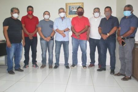 Depois de pressão do prefeito, vereadores governistas desistem de convocar o Secretário de Saúde e a de Educação para prestar esclarecimentos à população.