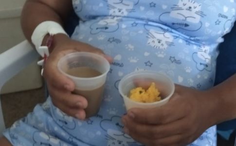 Absurdo: mãe recebe cuscuz em copo plástico como refeição na Maternidade Carmosina Coutinho.