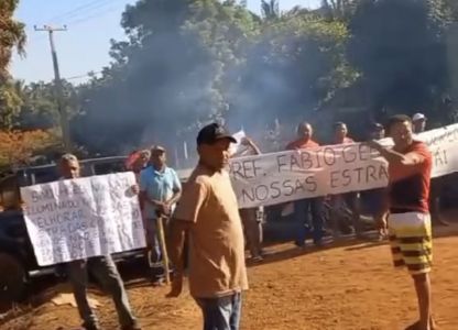 Vídeos: moradores queimam pneus e fecham rua em forma de protesto contra prefeito