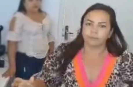 Mãe de deputada surta, tranca funcionário em sala e tenta tomar celular de médico a força