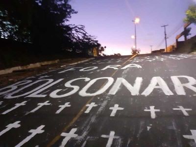Ruas de Caxias amanhecem pintadas com "Fora Bolsonaro"