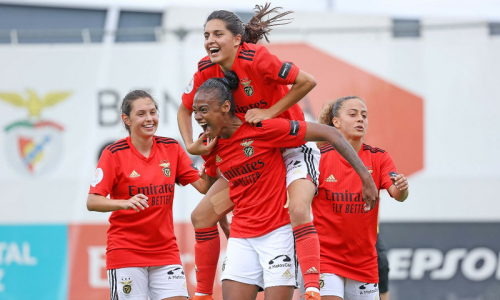Jogadora de Caxias - MA marca golaço em campeonato europeu e viraliza nas redes sociais. 