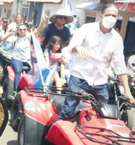Fábio Gentil ostenta quadriciclo durante motocada. 