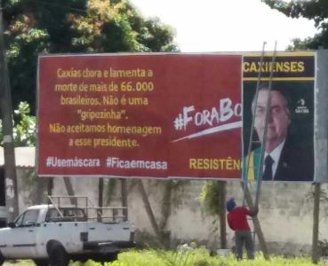 Outdoor elogiando presidente é substituído por mensagens de "Fora Bolsonaro"!