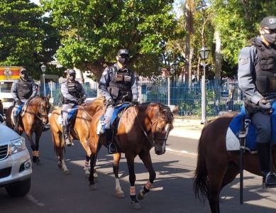 Cavalaria da PM é vista na manhã de hoje fazendo a segurança do centro comercial