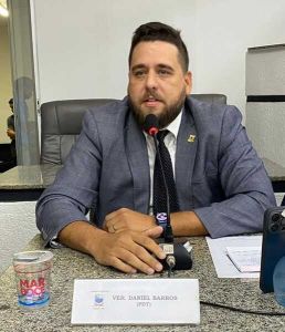 Vitória da classe: Prefeito recua e vereadores aprovam lei de Daniel Barros em defesa das professoras e professores de Caxias