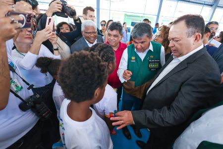 Ao lado de Wellington Dias e Brandão, Jerry visita obras que beneficiaram bairro da Liberdade