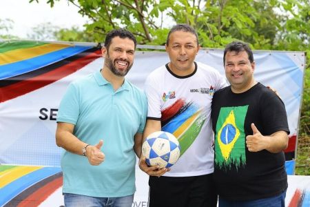 Prefeito embarga obra de dois ginásios que deputado Adelmo e Fábio Macedo anunciaram reforma.