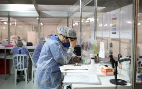 Profissionais da linha de frente estariam a mais de 3 meses com salários atrasados. 