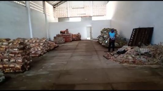 Prefeitura de Caxias deixa toneladas de merenda escolar apodrecerem. 