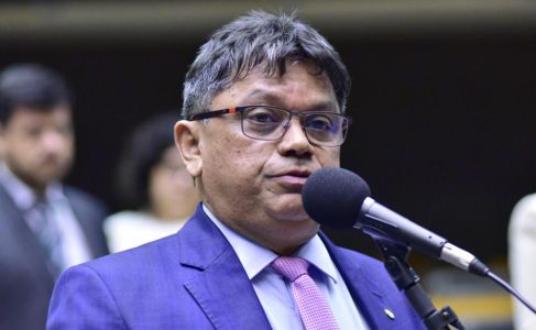 “Eduardo Bolsonaro não pode ser deputado vivendo nos EUA”, diz Márcio Jerry