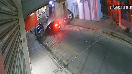 VÍDEO: carro em alta velocidade bate em duas viaturas da Polícia Civil no Maranhão