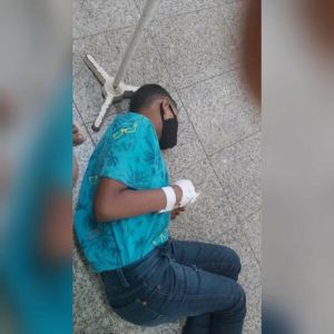 Criança é flagrada deitada no chão do Hospital Infantil enquanto recebe soro.