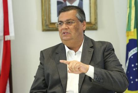 Flávio Dino desmente fake news sobre aumento de imposto de gasolina no MA: “isso é mentira. Coisa de bandido”