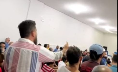 Daniel Barros é aplaudido por ambulantes em evento da prefeitura