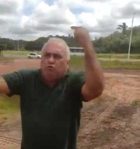 Prefeito surta e tenta impedir obra do Governo do Estado na própria cidade.