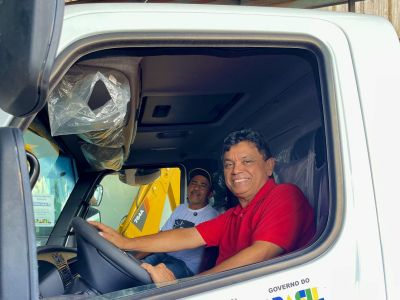 Márcio Jerry entrega caminhão para fortalecer produção rural do município de Rosário