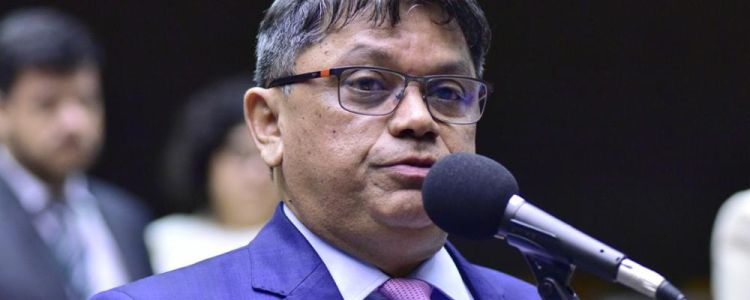 “Eduardo Bolsonaro não pode ser deputado vivendo nos EUA”, diz Márcio Jerry